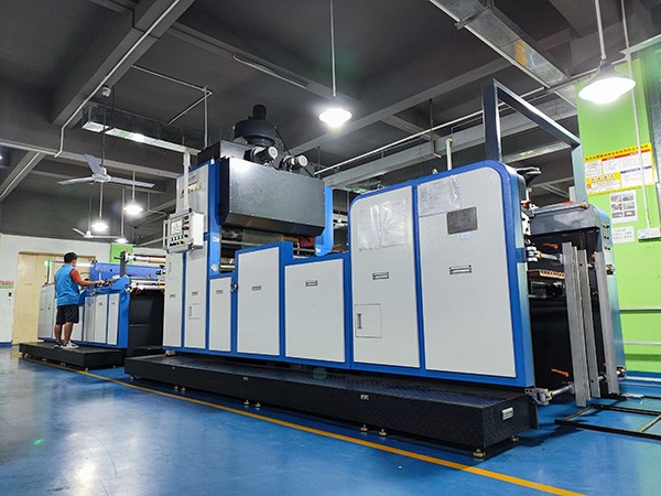 Fully automatic glue machine