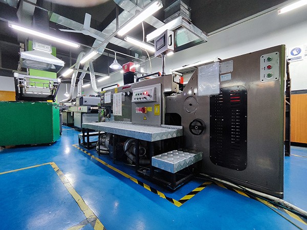 Fully automatic UV machine